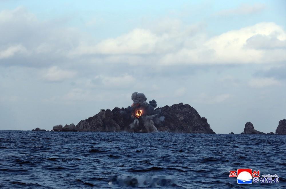 四枚火箭炮弹打中了从发射点３５８.５公里之外的海上目标【朝鲜民主主义人民共和国导