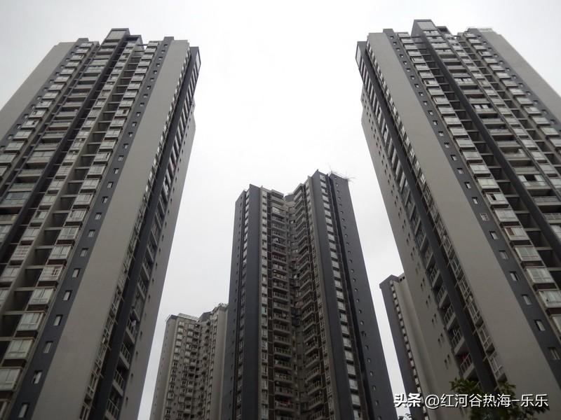 房价是处于一个杀估值的时期。
也就是说，以前房价虚高的部分，现在正在被砍掉。
因