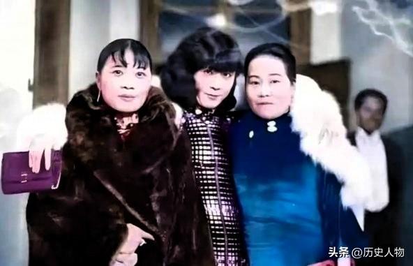 1930年一张经典旧照里，于凤至身披华贵貂皮，与宋氏两姐妹并肩相拥合影。彼时她身