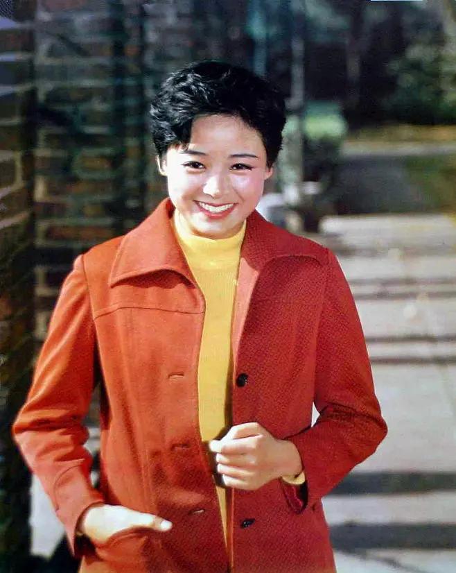 主持人，王为念，对演员张瑜说，您演的那个庐山恋，让我早早地谈恋爱，因为事业没有弄