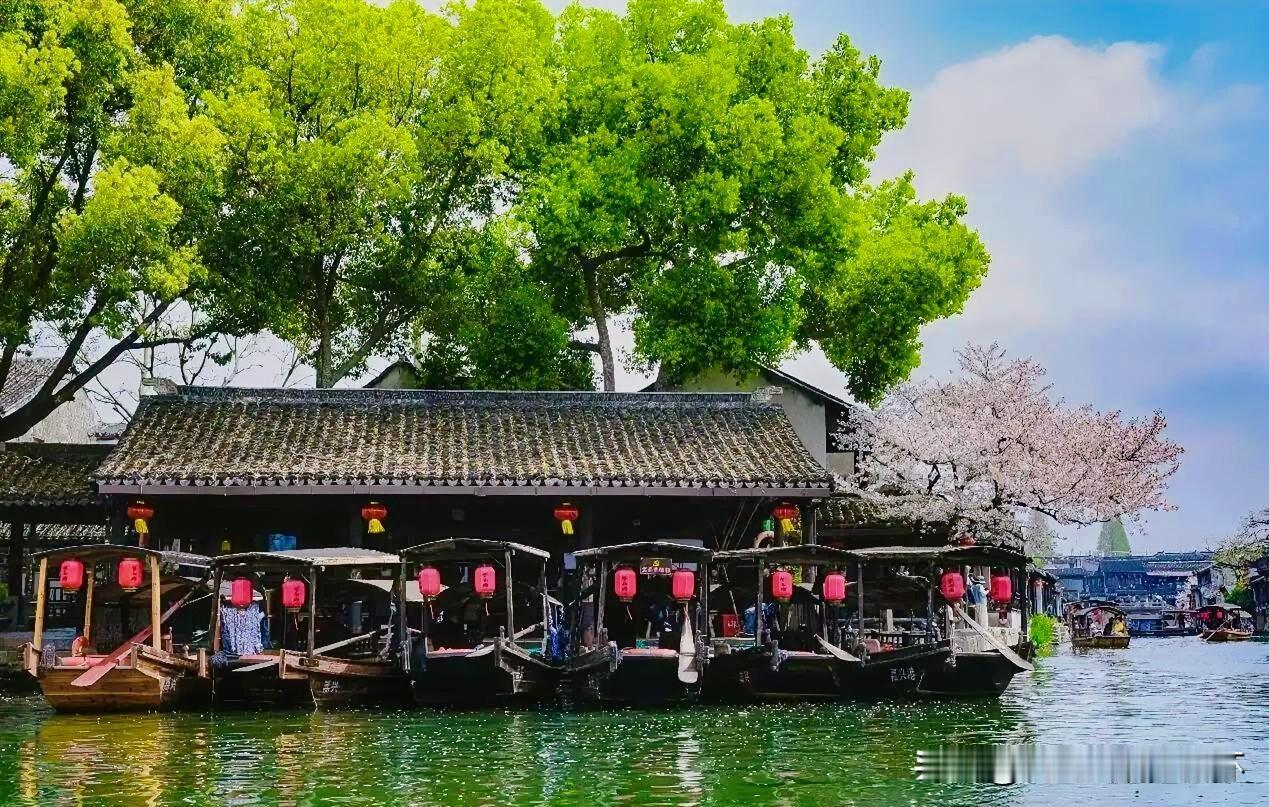 上联：酒家隔岸青旗展
下联：有请雅士[玫瑰][玫瑰][玫瑰]