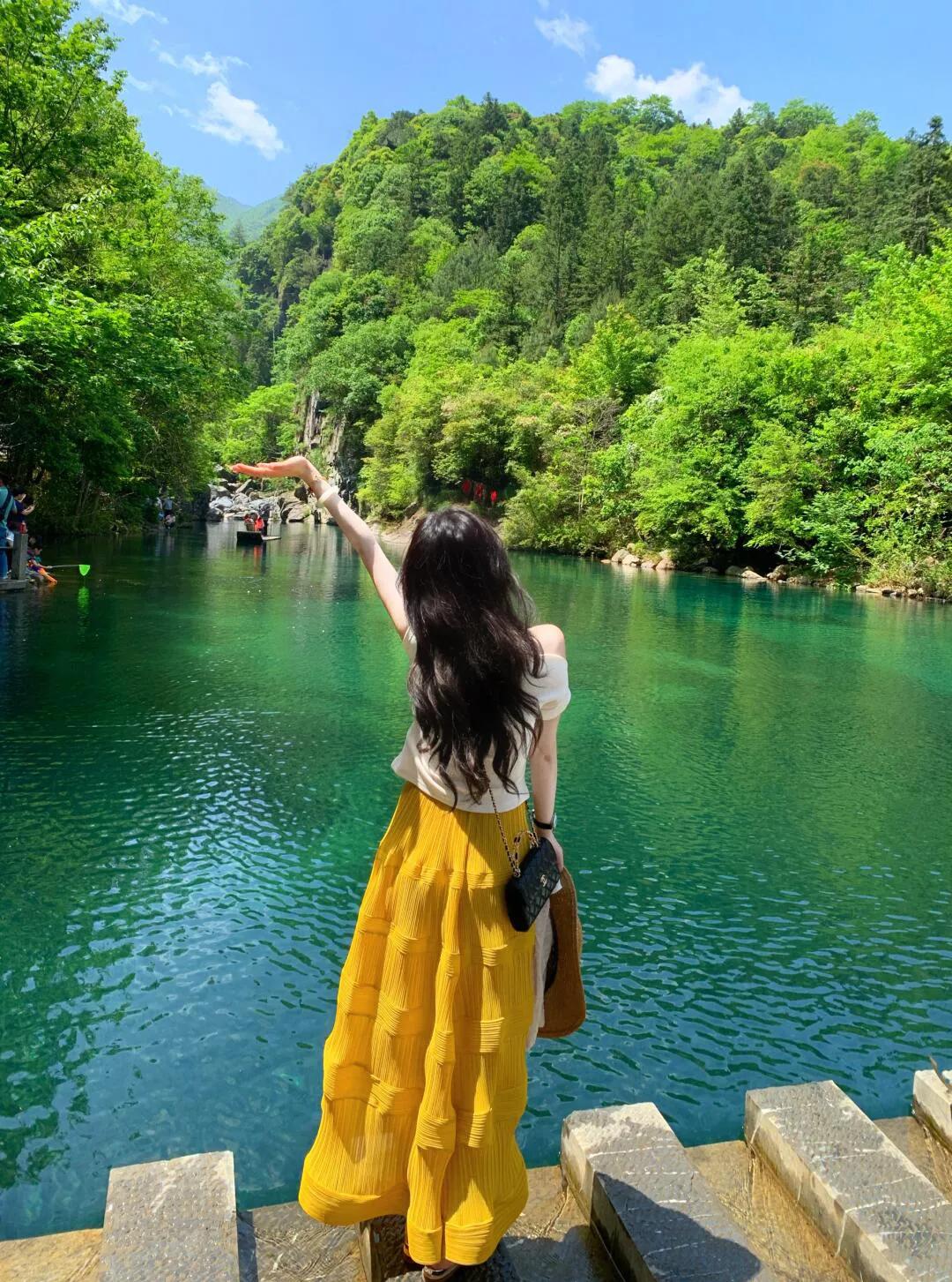 夏日清凉风绿意盎然与自然亲密接触人在美景间 温柔浪漫穿搭技巧
