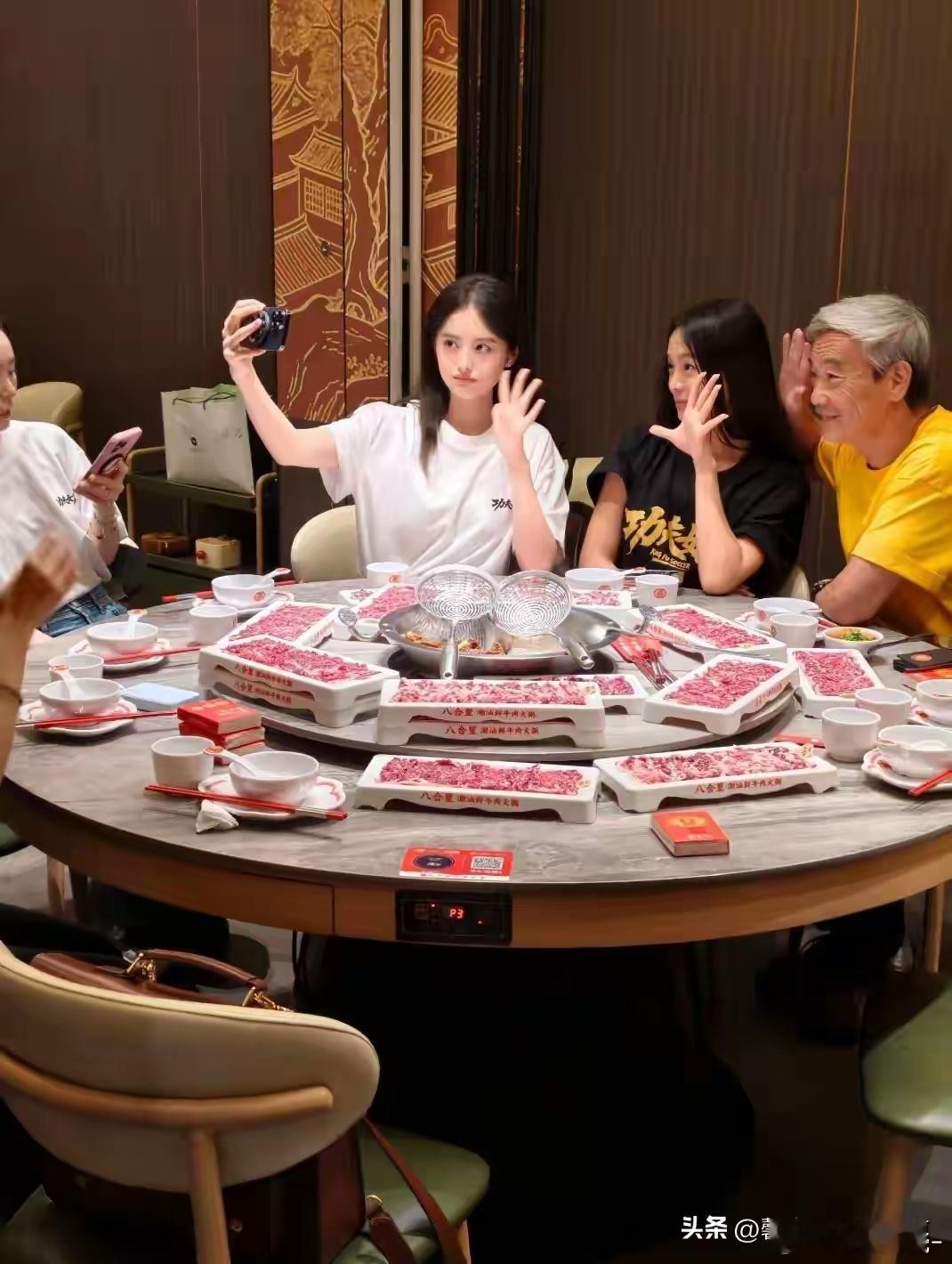 《功夫女足》剧组八合里聚餐！雪野披发出镜显嫩，蔡思贝状态绝了 