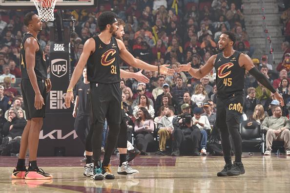 克利夫兰骑士宣布，贾勒特·阿伦因右膝伤势将缺席周日对阵波士顿凯尔特人的比赛。
阿