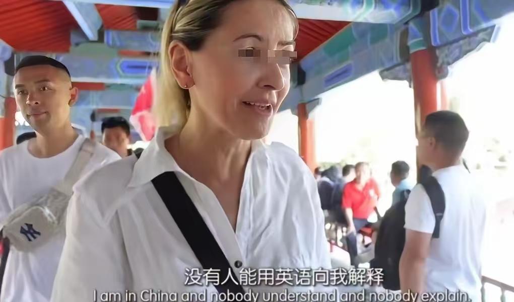 “中国几乎找不到会说英语的人，应该在各处增设英文标识！”
这是意大利姑娘安娜在1
