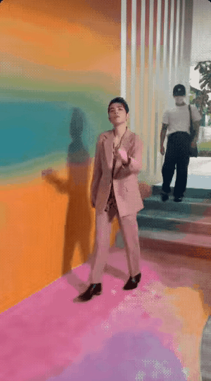 萧敬腾什么情况？走红毯时脚打飘，有气无力的杨子，他还吸鼻子，像极了吸.毒。

萧