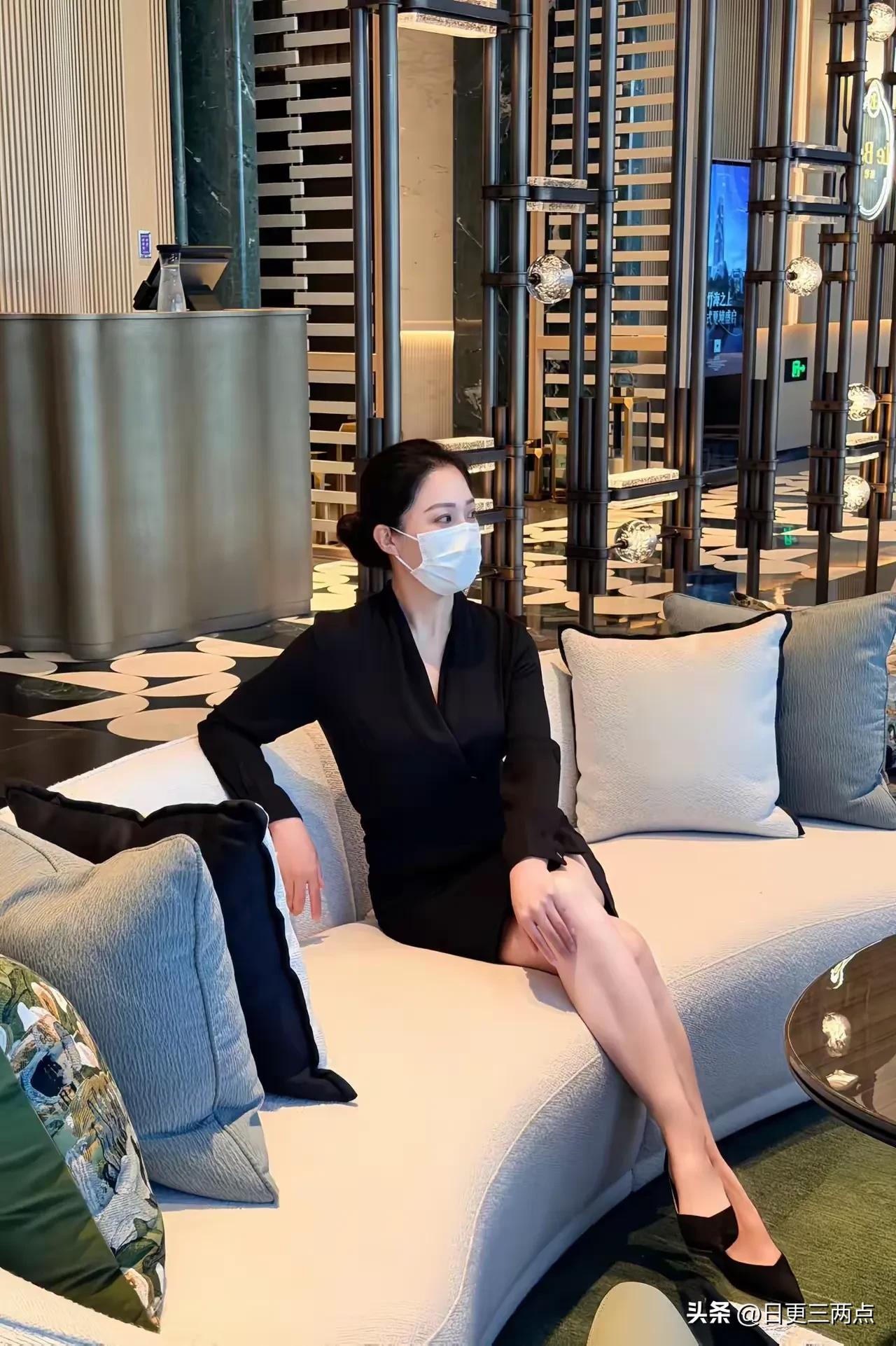 全黑的衣服加光腿是绝配！