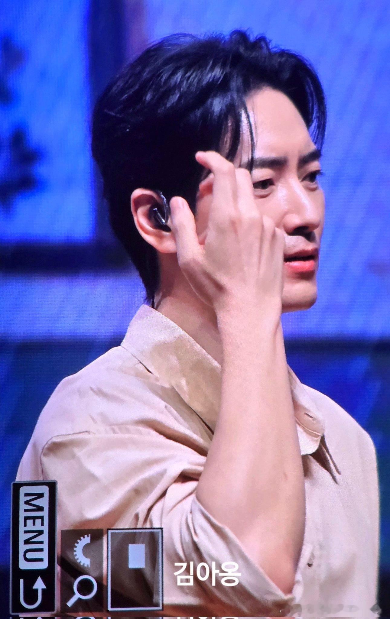 李浚赫LET ME IN 粉丝见面会首尔场请制定每年让李浚赫开fm的法律cr l