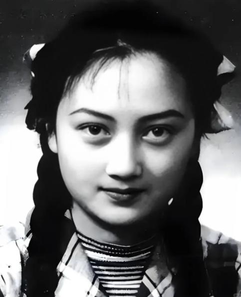 1966年，八一厂已经很乱了，当时厂里私底下流传着一句话：“男的，不如女的，老的