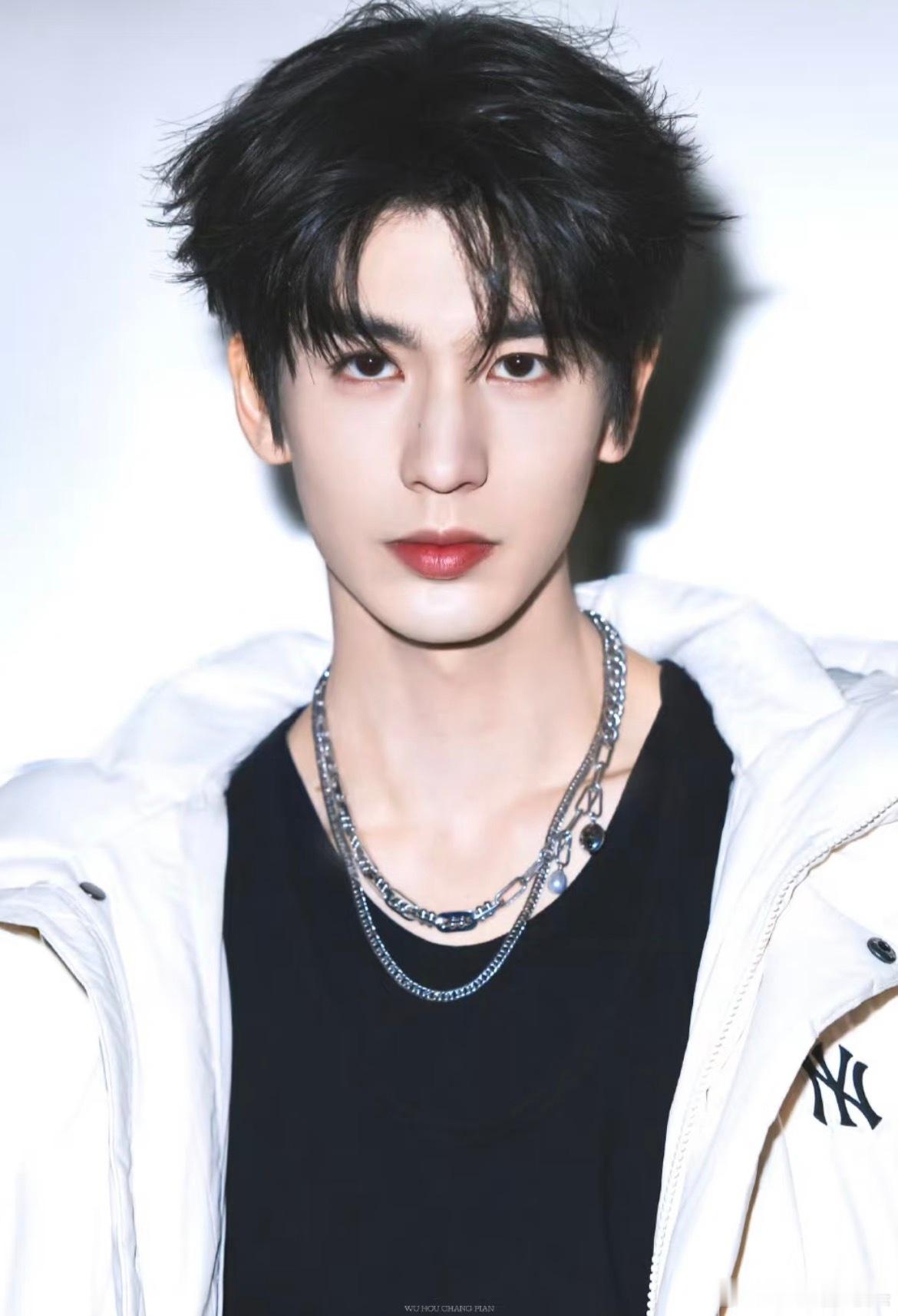 现在成为张凌赫的粉丝还来得及吗张凌赫你是真宠粉啊！除夕红包直接甩开所有人，七个分