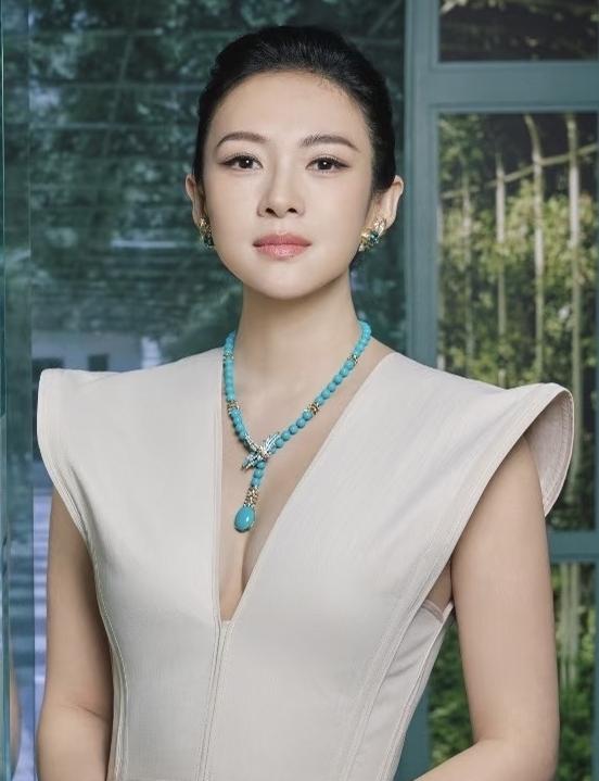 这真的不是汤唯吗？从强大的气场看不像章子怡，圆润滑油的脸蛋又有点像朱珠。

冷艳