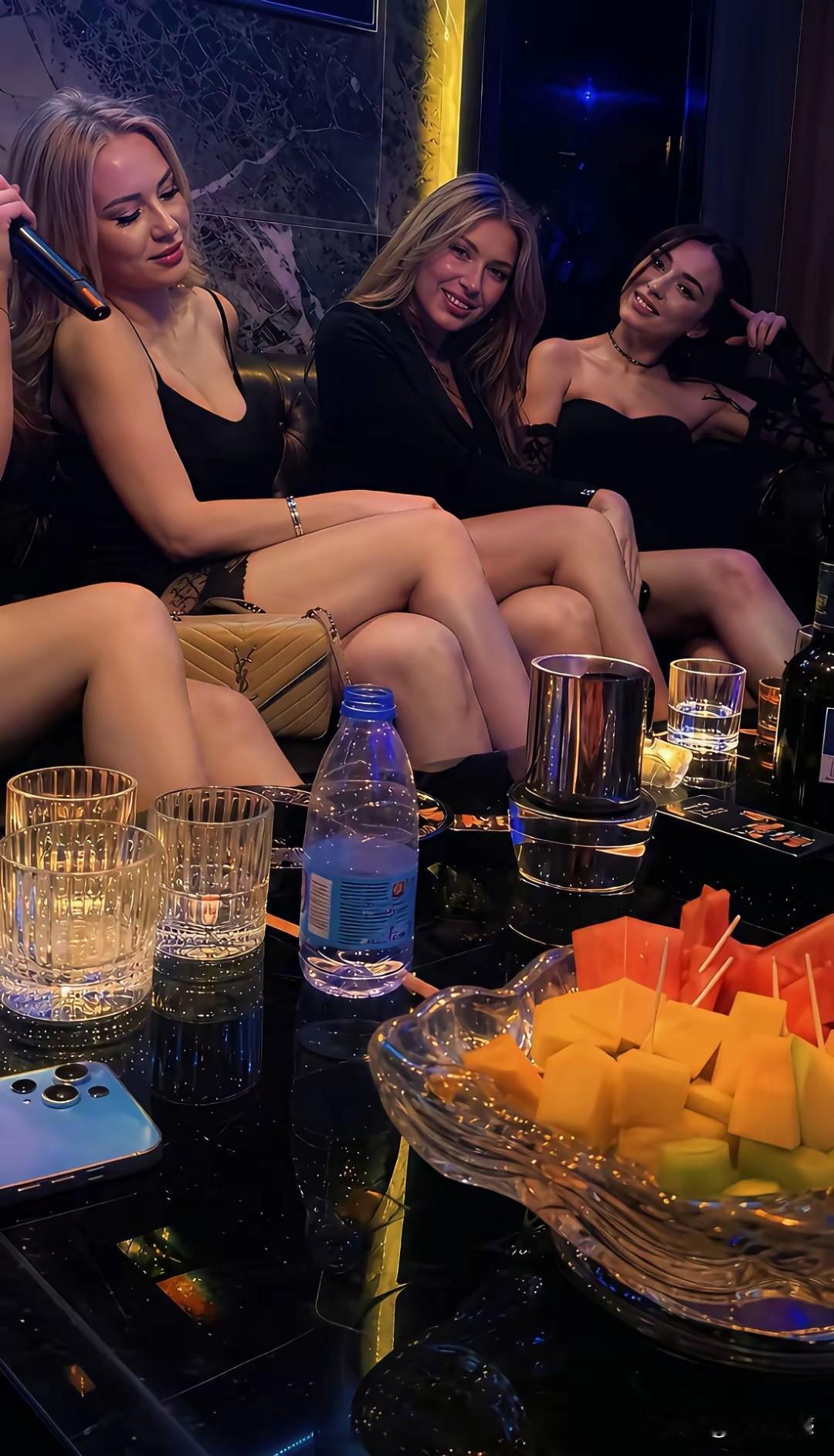看来国外也有歌厅，以前以为国外没有这些东西，现在看来，老外也非常喜欢到歌厅里来唱
