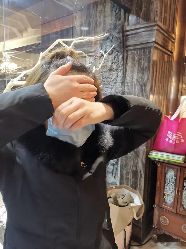 妻子发现亡夫生前给女店员8年转11万 2026年，一起婚内财产纠纷案件令人拍手称