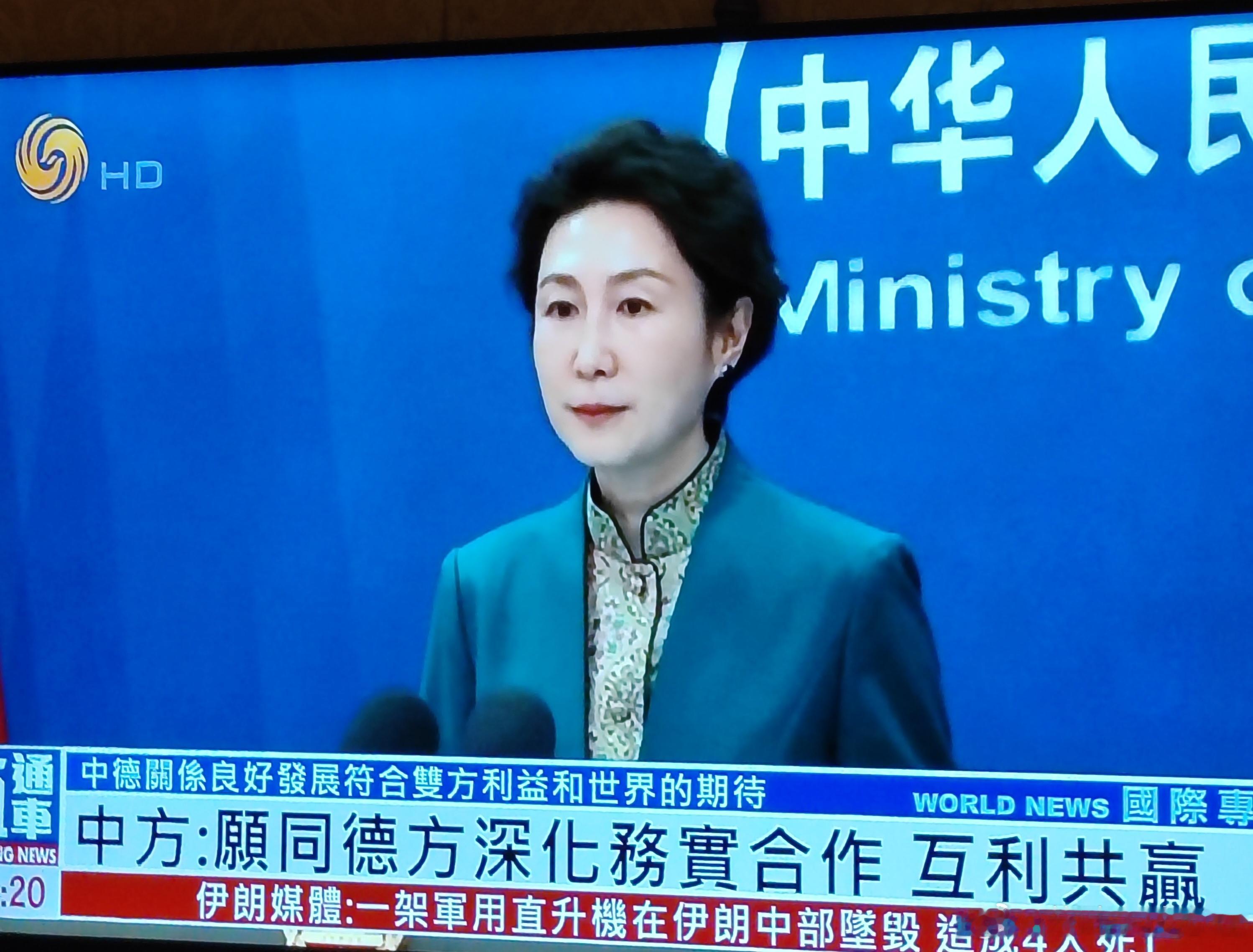 外交部发言人毛宁身着的新中式让人眼前一亮央视新闻