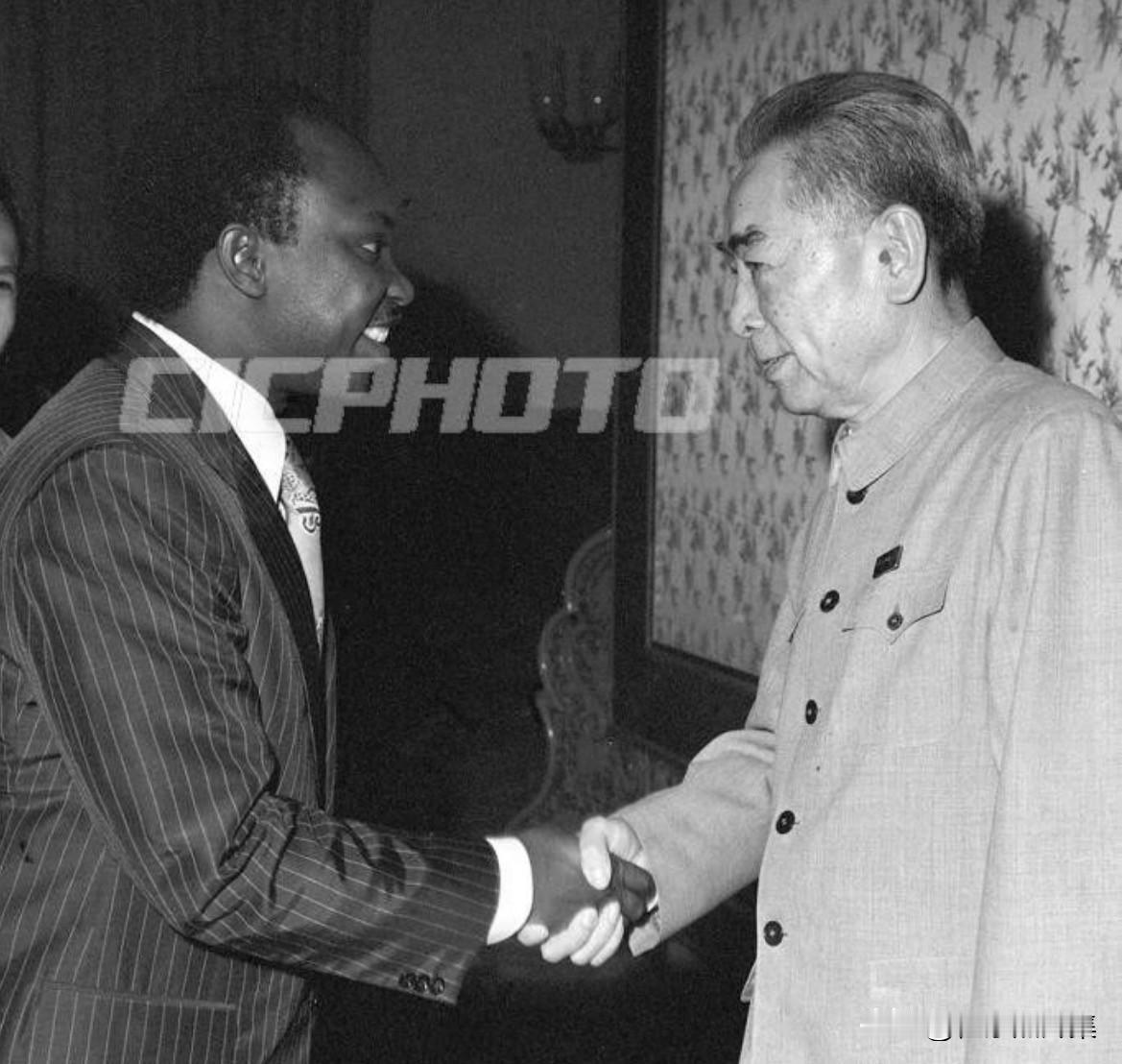 1973年6月13日，晚上，周恩来总理在人民大会堂会见乌干达首任驻华大使马托武。
