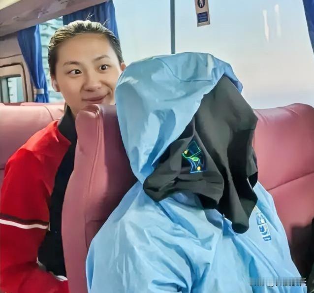 谁是陈熠的佐罗？
是徐奕？
是王曼昱？
看五官，应该是后者。
您觉得呢。