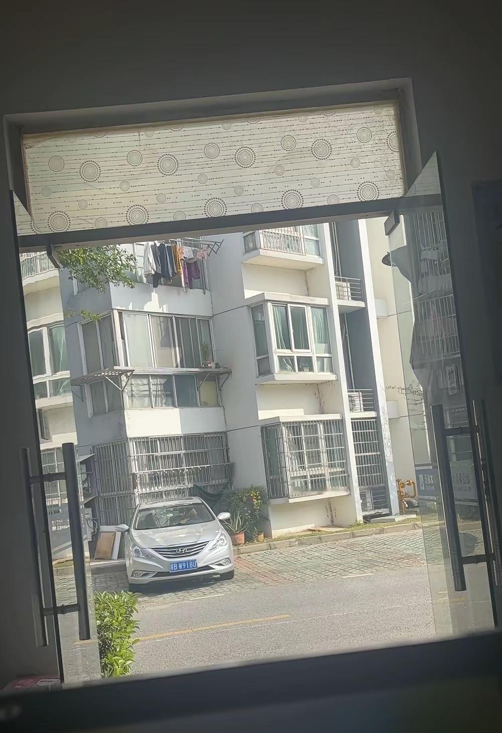 这不是买房，这是签了一份卖身契
 
当初咬牙凑首付的架势
以为是抄底人生
没想到