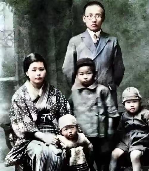 1978年，郭沫若在北京去世。最让人想不通的是，他在日本抛下的五个孩子，在佐藤富