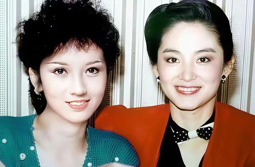 赵雅芝和林青霞年轻时候的照片简直真的太美了，照片中充满着青春的气息扑面而来，优雅