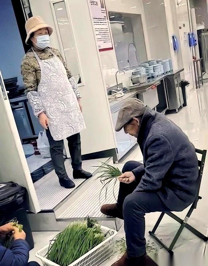 就摘个韭菜的功夫。
真的，就下地摘了把韭菜。
刘强东他爸妈，咣一下，又被送上了热