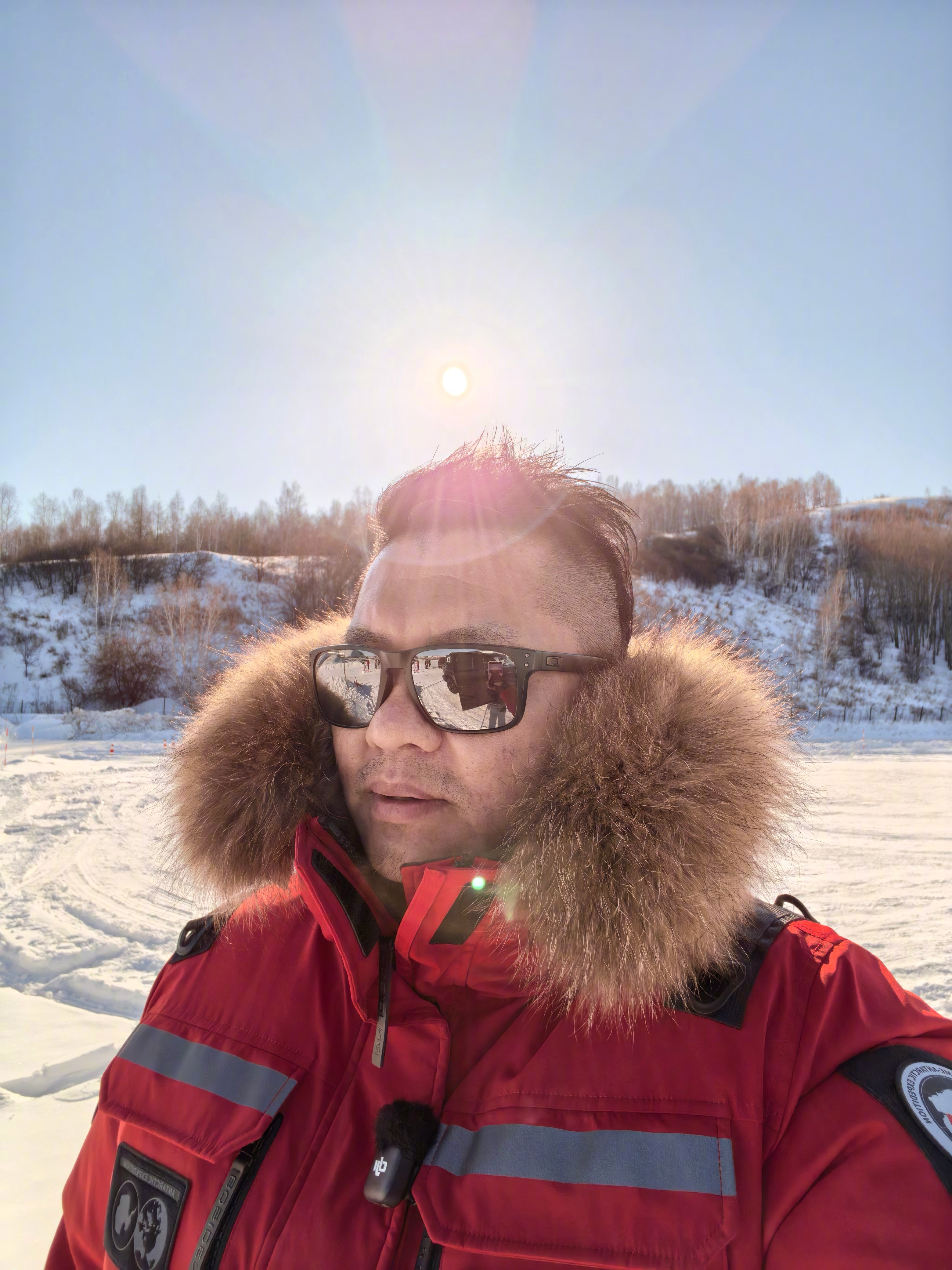 零下5度的牙克石，等于像三亚一样的暖和，今天幸福了，没咋冻着我。拍摄间隙，晒晒太