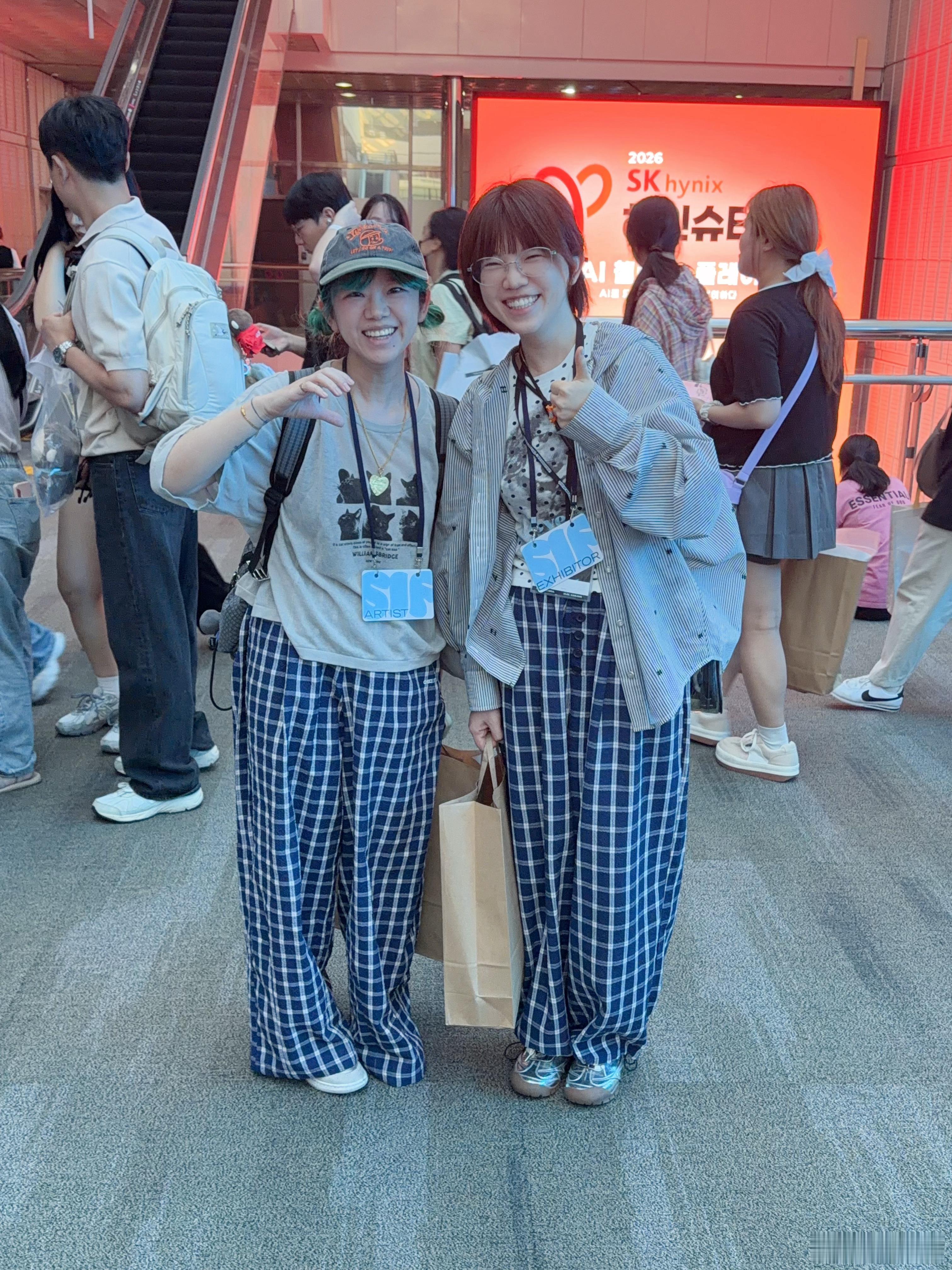 𝟢𝟪.𝟢𝟥和朋友们来SIF，展馆里我是自由的“小信鸽”。除了干点朋友摊位