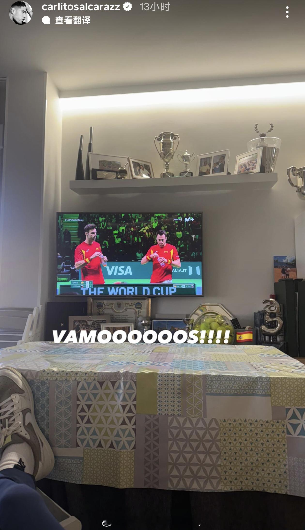 阿尔及阿尔卡拉斯坐在家里看戴维斯杯