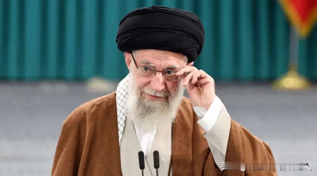 断网，封城，实弹上街。伊朗不是在“维稳”，而是在直接切换到战时状态。革命卫队这一