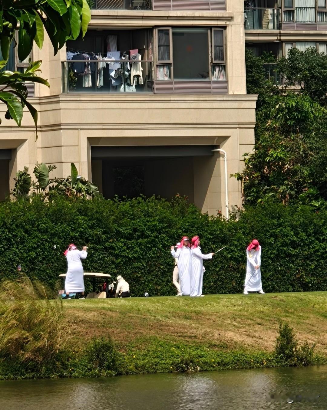 在珠海的一个高尔夫球场见到了石油国大亨，那身衣服，在满目葱茏的绿植背景衬托下，显