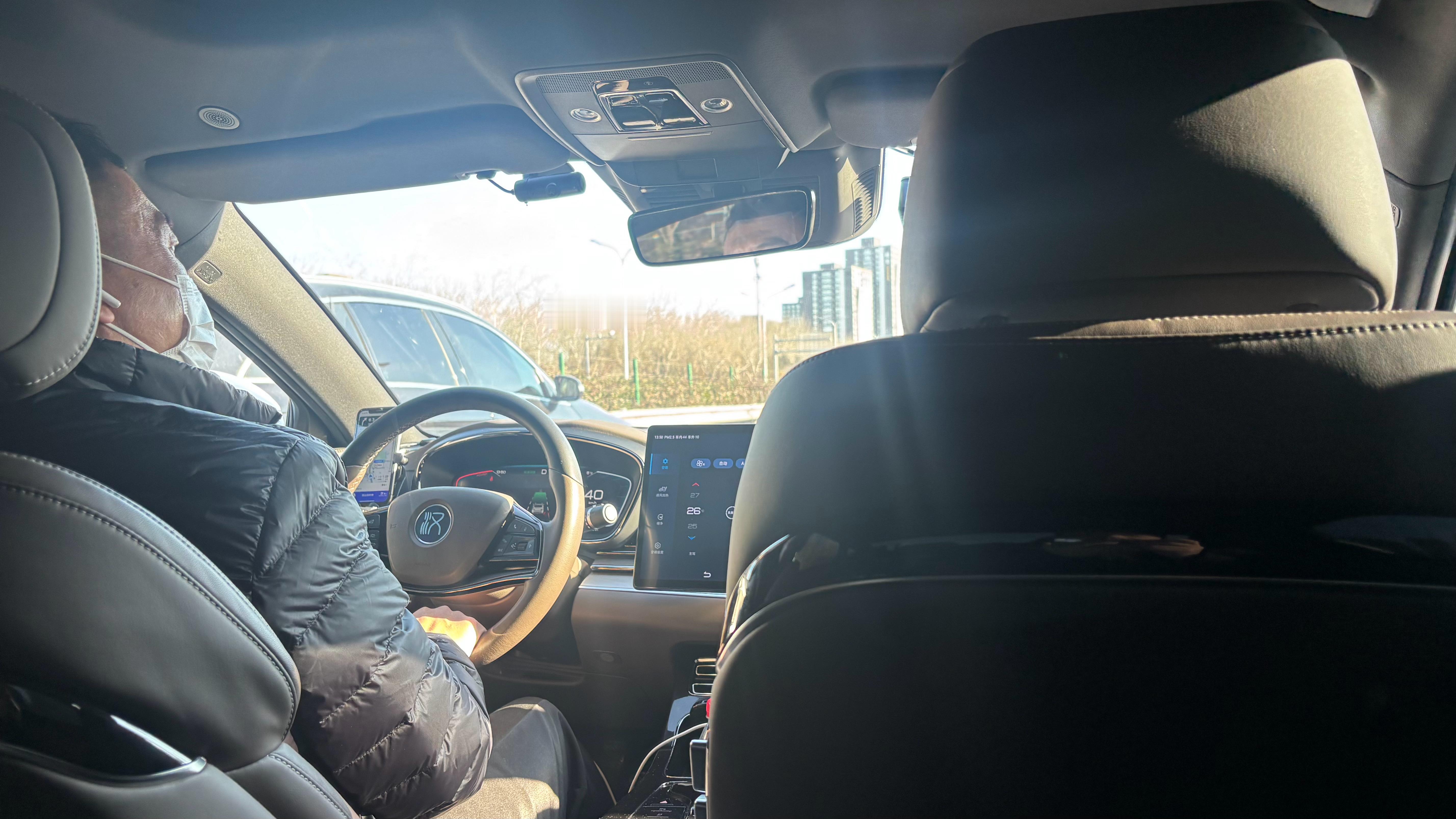 打了辆比亚迪汉，纯电版的，官宣续航605公里，司机说现在只能跑300公里，电池冬