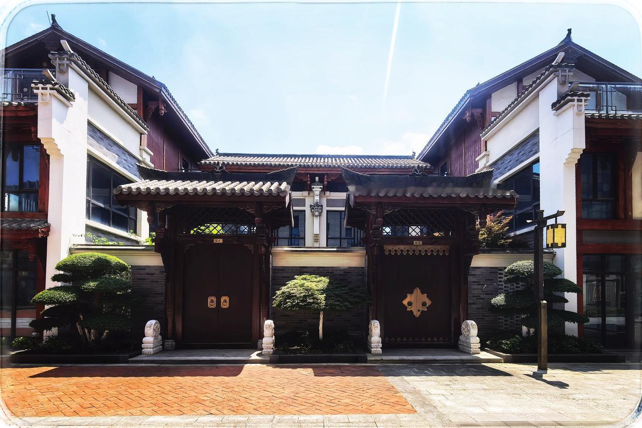 蔡甸中法生态城知音盛棠别墅区
于知音湖畔轻启探寻的幕帘，打卡这现代中式纯院墅的盛