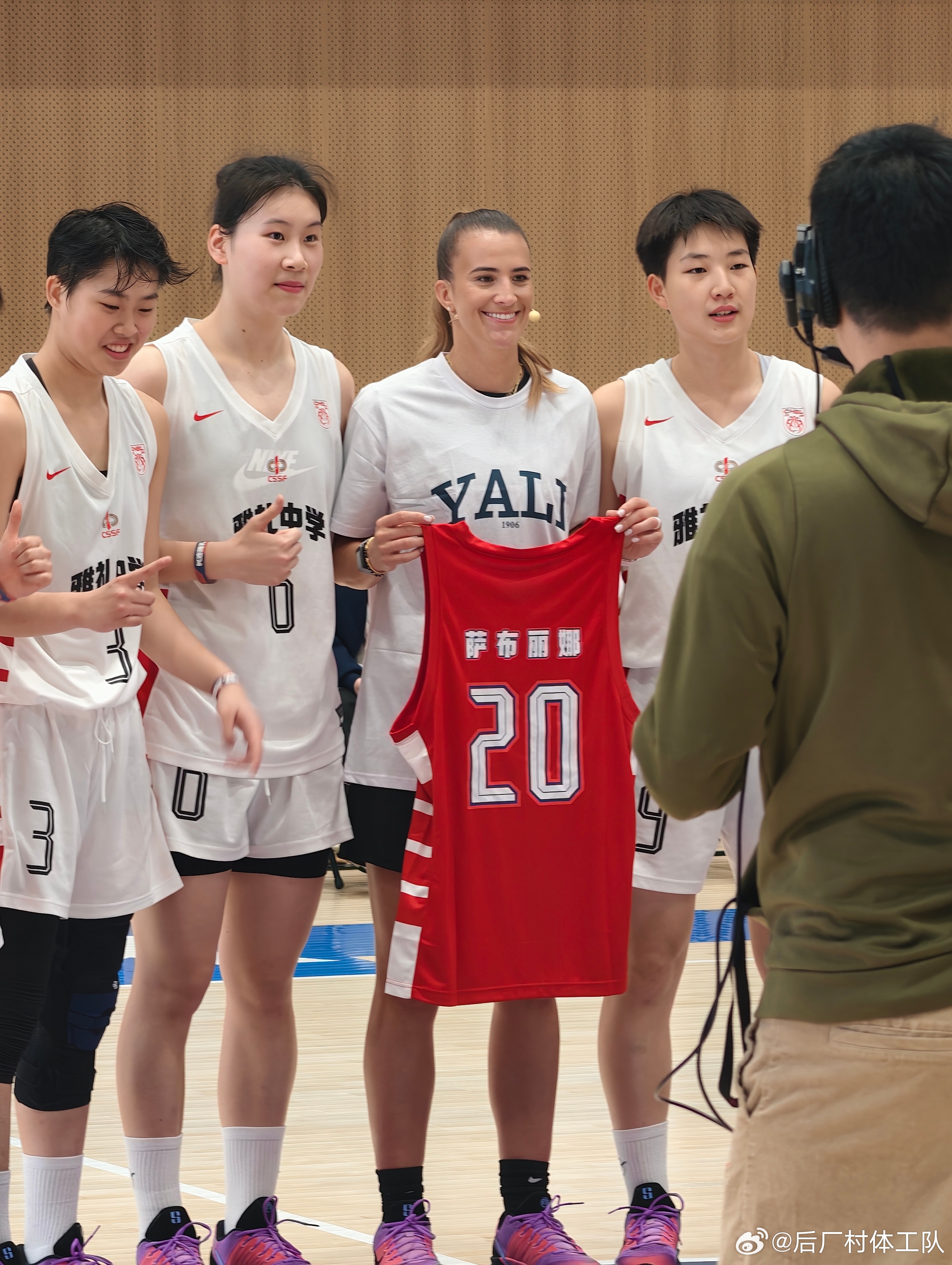 萨布丽娜中国行长沙Day2，来到了雅礼中学。萨布丽娜现场指导雅礼女篮，并获赠雅礼