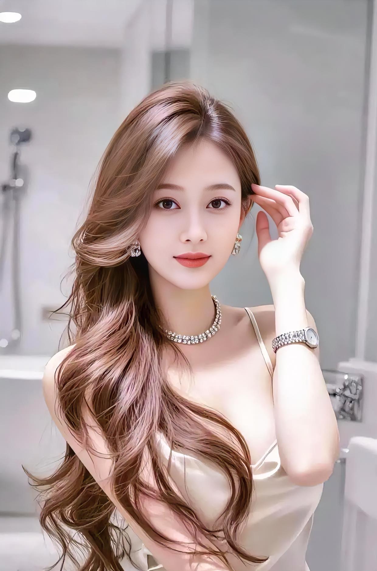 镜光轻启，温柔便有了形状。

卷发如浪，珠链生光。

浅笑抬手，眸底晴朗。

不
