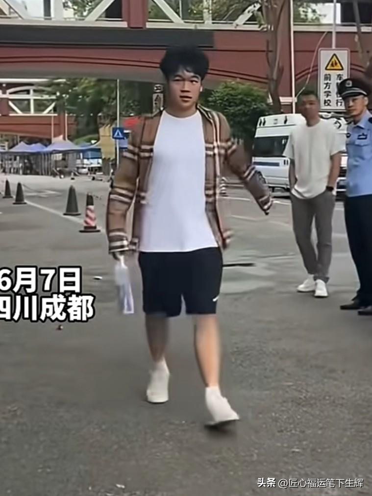 6月7日，成都一名考生走出考场大喊“妈”，现场家长们暖心齐声回应。一声“妈”，温