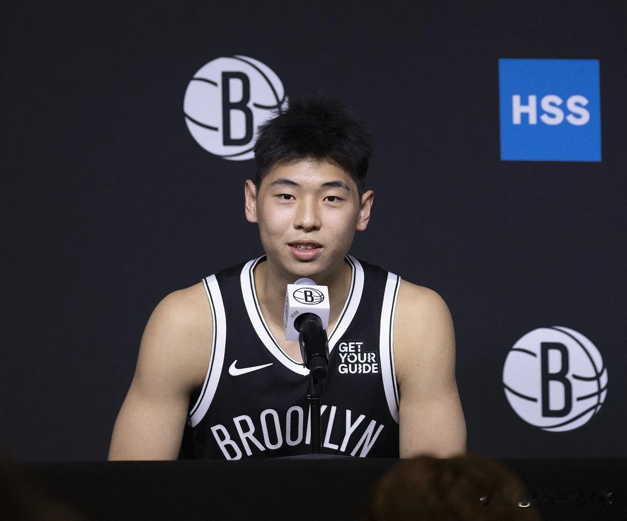 处境越来越难了！继昨天NBA比赛没有获得出场机会后，今天发展联盟长岛篮网对阵黄蜂