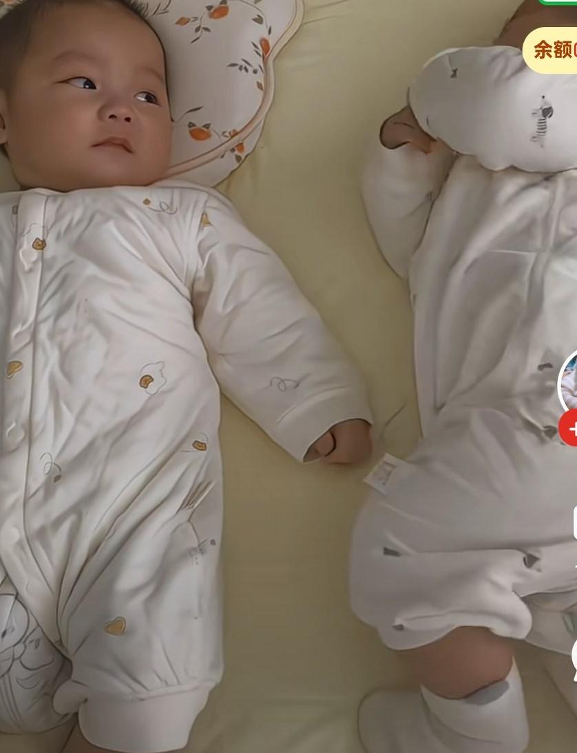 双胞胎宝宝，一个安静，一个闹腾，哥哥眼神中的嫌弃都快藏不住了，
旁边的弟弟大声哭