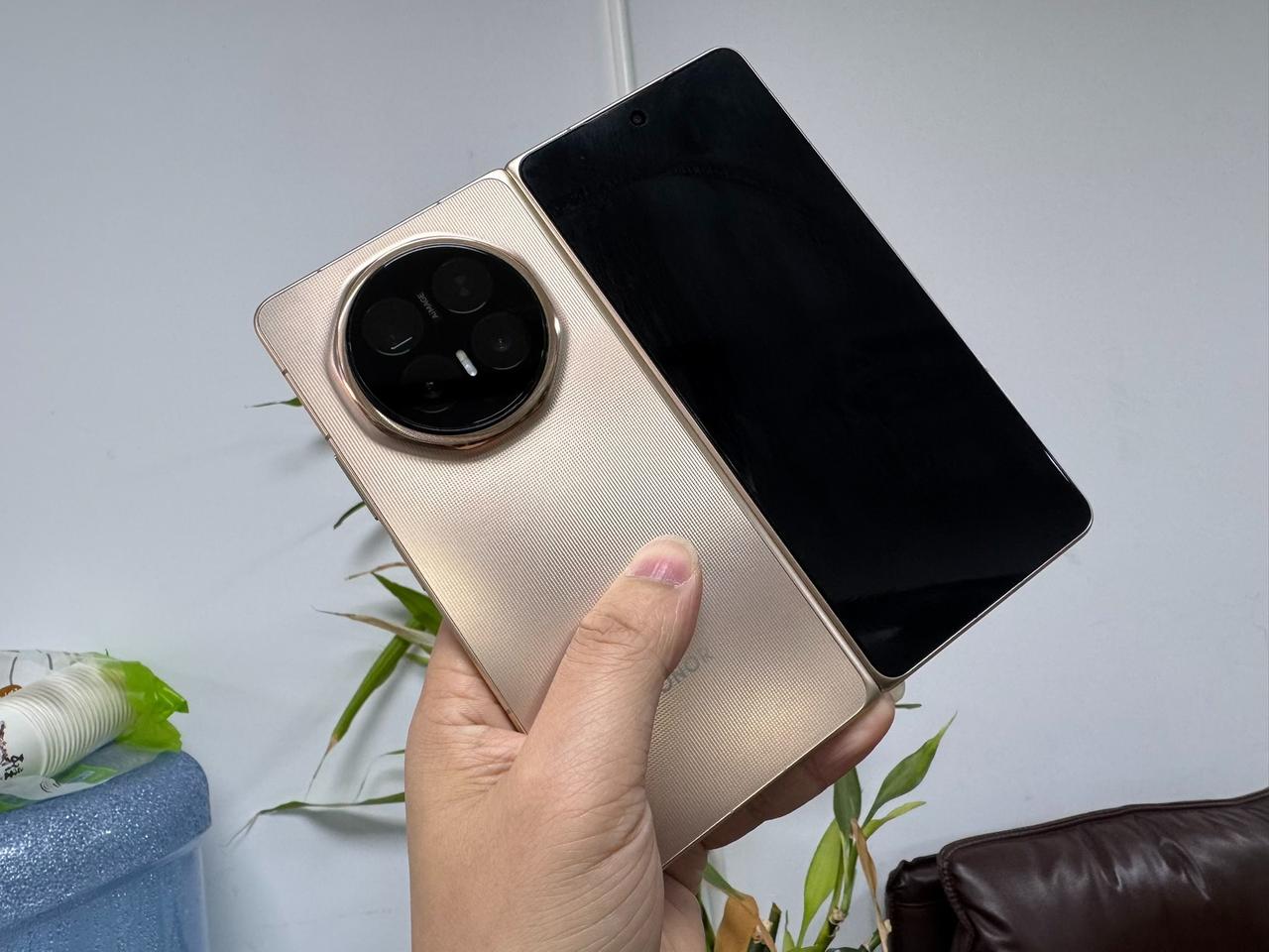 存储涨价，荣耀硬扛！荣耀Magic V6 8999定价疯了
 
内存全线涨价、手