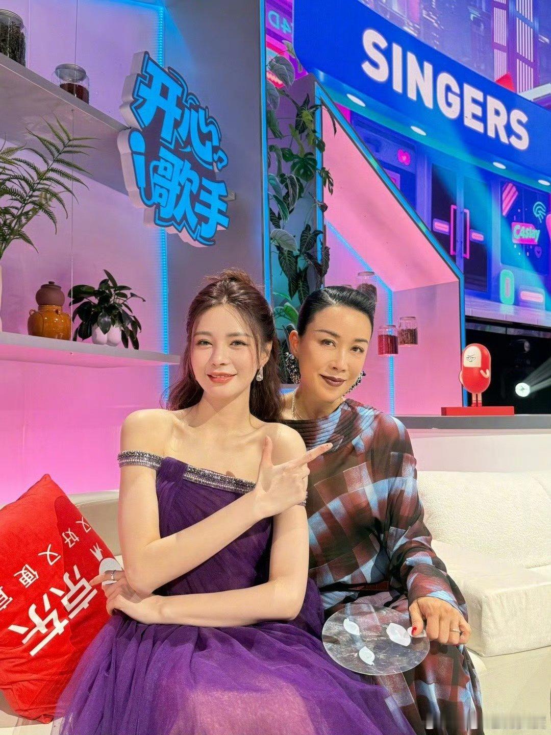 沈梦辰晒和那英合照那英沈梦辰合照梦辰露肩紫裙美出新高度，那英穿搭潮到飞起，爱惨了