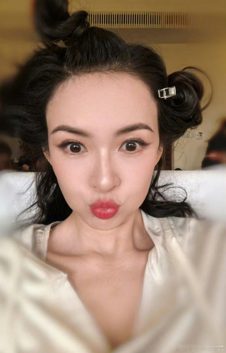 章子怡嘟嘴自拍 章子怡发自拍，还嘟嘟嘴，真的太萌了姐这么多年还是这么喜欢这个自拍