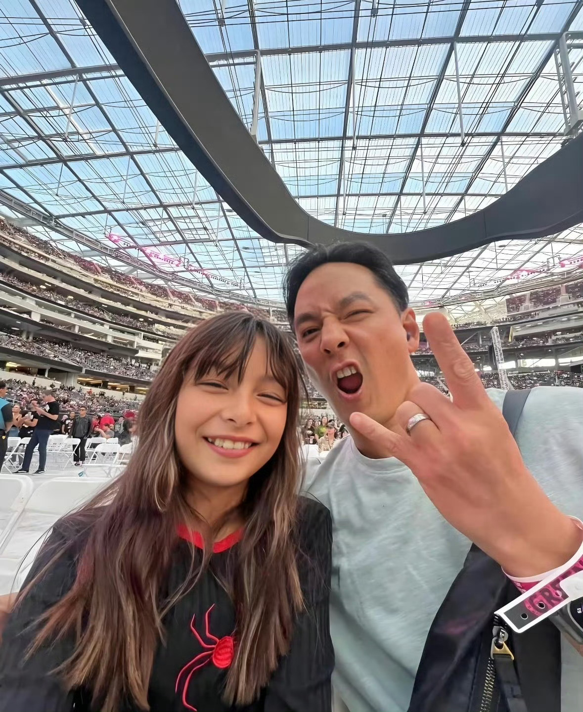 吴彦祖13岁女儿颜值吴彦祖晒出带女儿吴斐然徒步的vlog，13岁小姑娘再度引发网