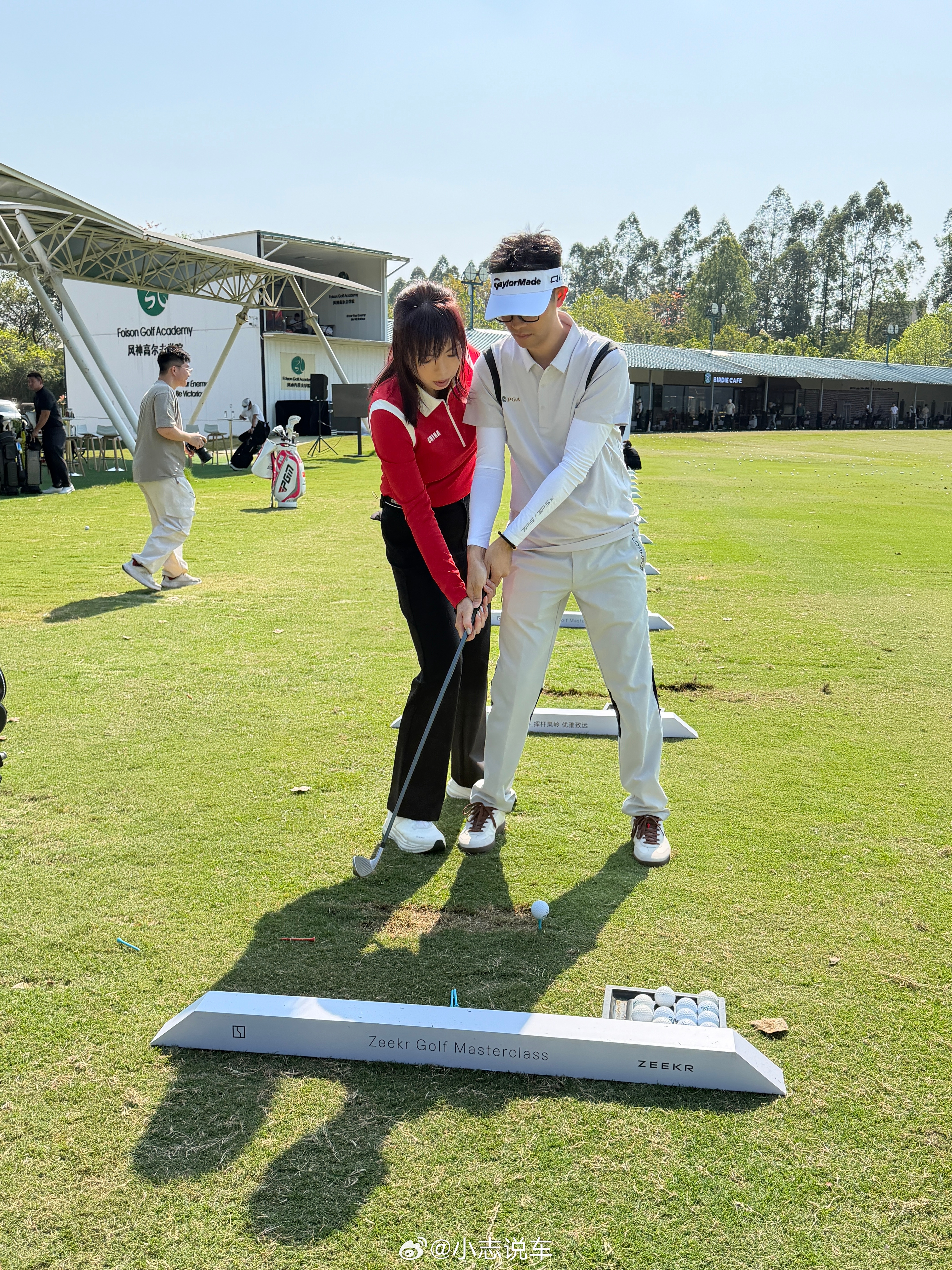 才发现今天教练有点牛逼啊～果然名师指路就是不一样。完全小白的我～开始能打中球了～