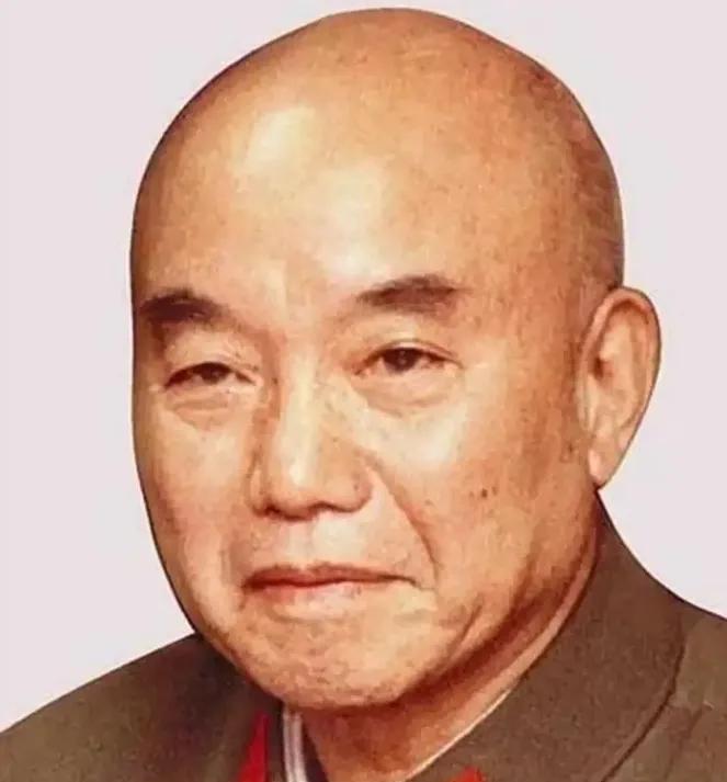 1931年，红军师长萧克翻着俘虏名单，瞳孔猛地一缩。他冲进看守所，对着捆得严严实