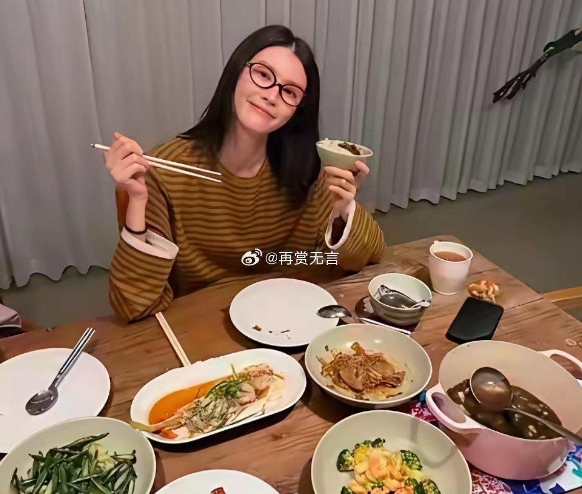 原来明星的餐桌和我们普通人差不多，还以为何穗天天吃进口粮呢。 ​​​