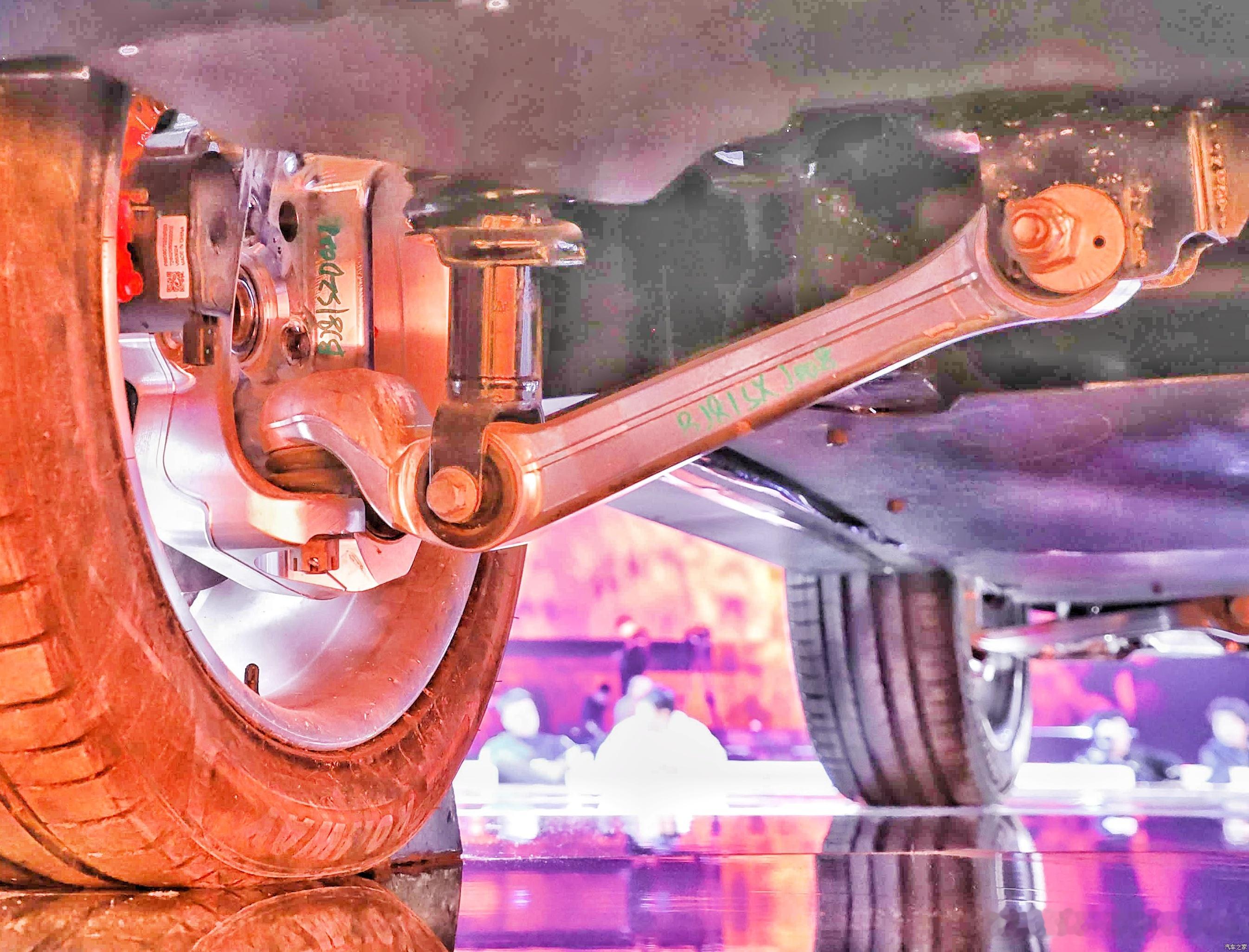 bj81后腿。。。看起来。。。基本还是bj60那套。。。 