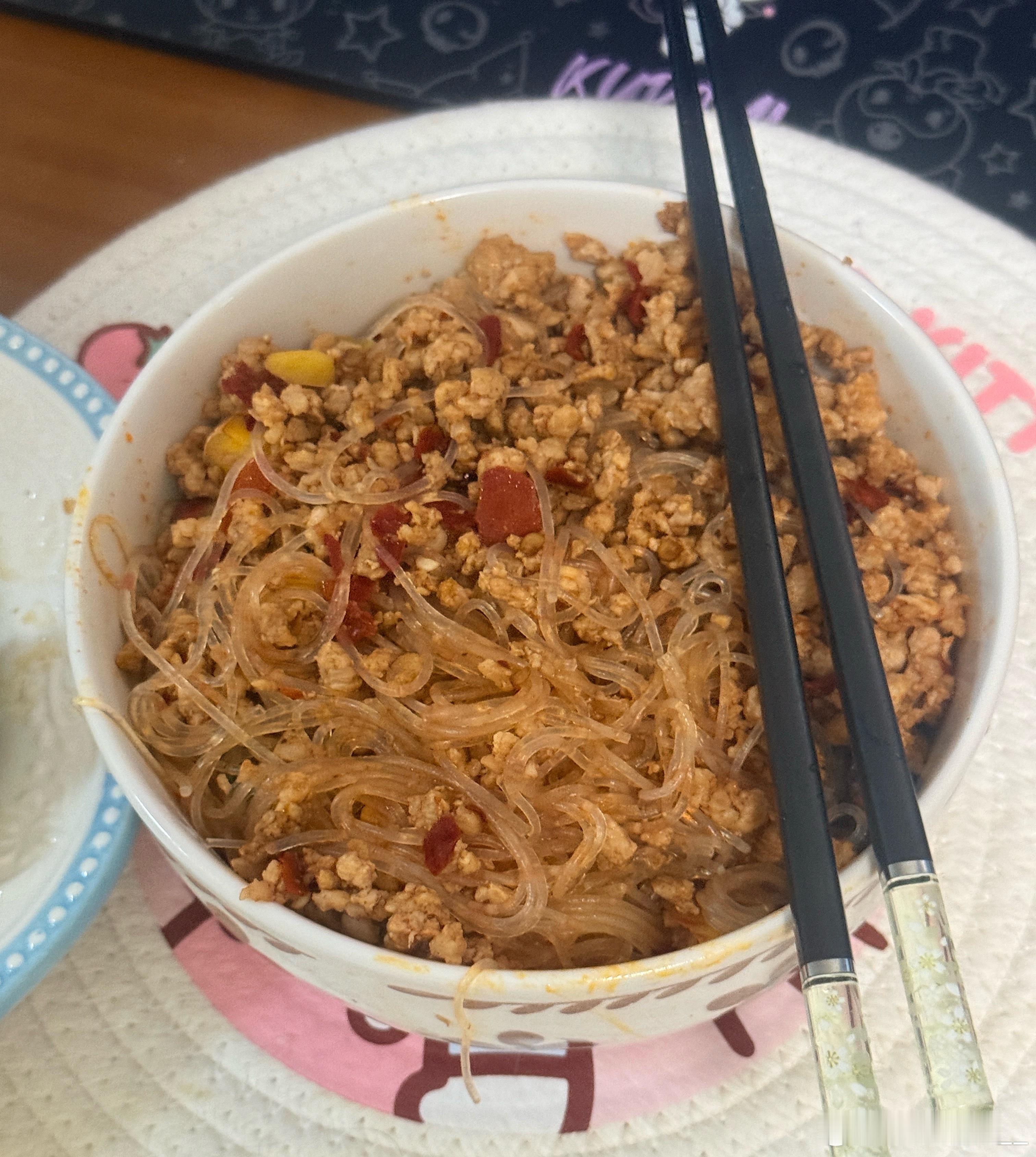 自己做了碗蚂蚁上树[耶]全世界最爱吃龙口粉丝之人豆包豆包我晒伤的皮肤什么时候白回