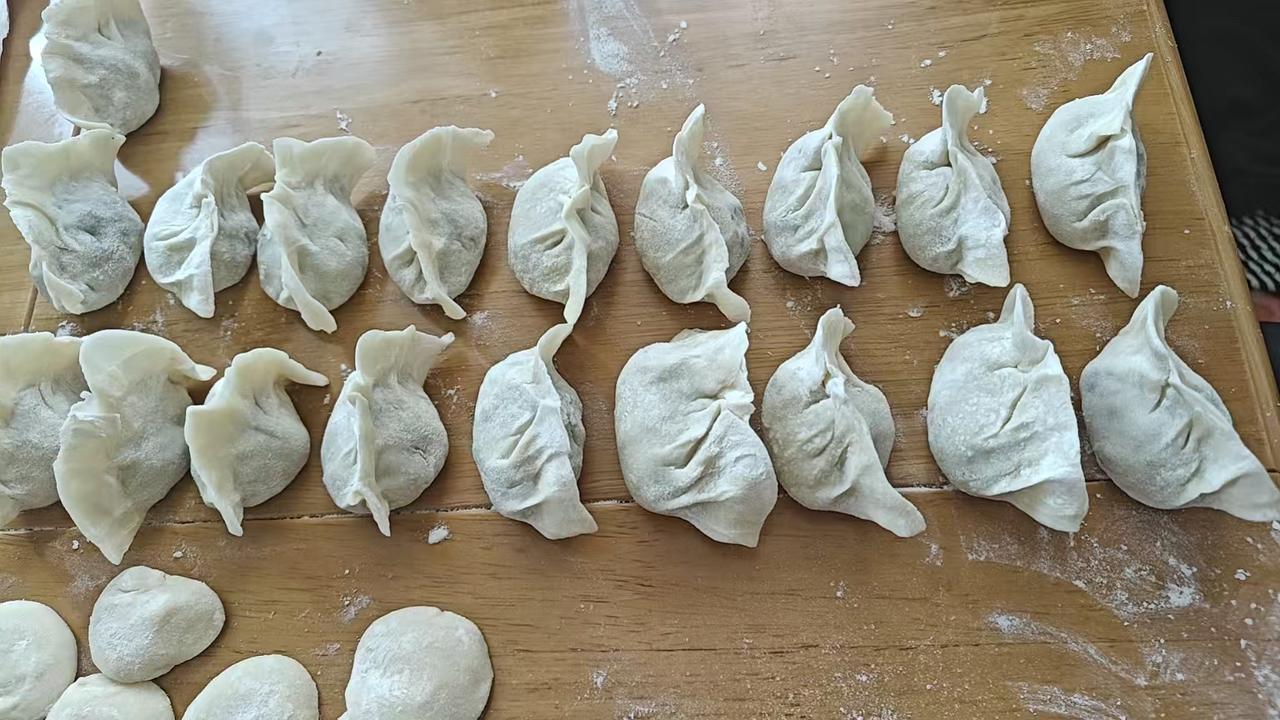 图片是刘妈刚刚给我发过来的，她说她包的饺子，双门冰箱冷冻柜里已经装满了，等老头子