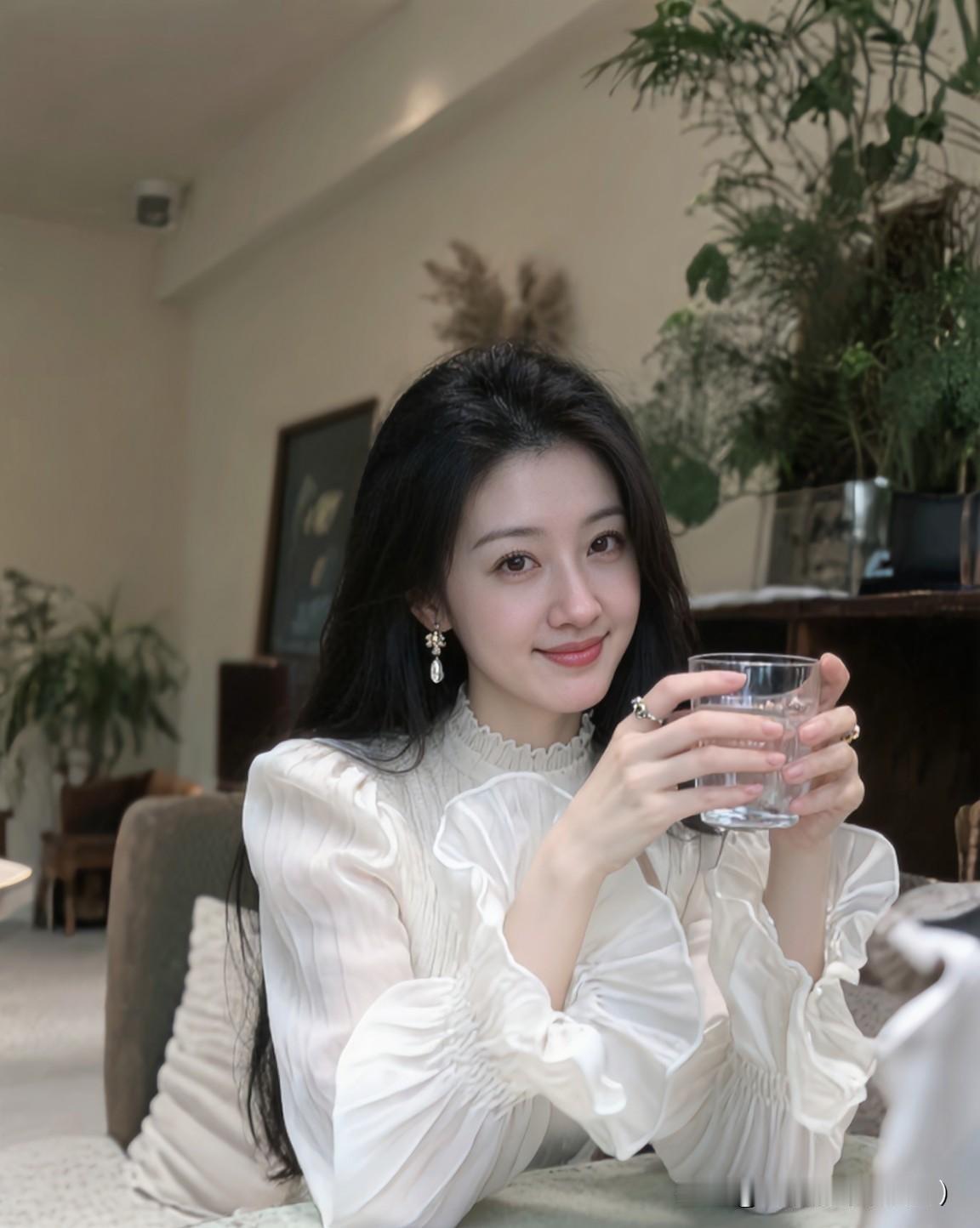 男人出轨一次，
就像白纸染了墨，
怎么能轻易擦干净呢？
他说会改，
可信任一旦碎