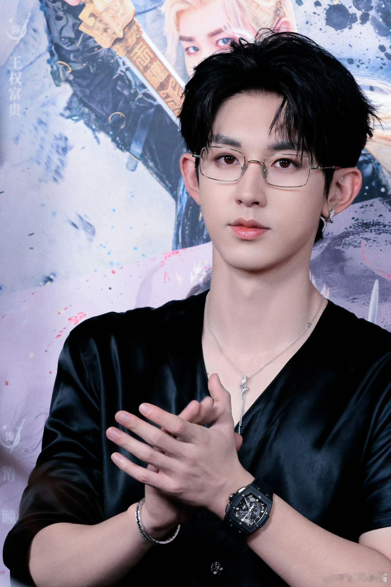 郭俊辰的综艺表现可圈可点，幽默风趣、性格亲切，给人一种很舒服的感觉。演技也不错，