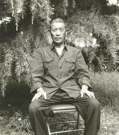 1937年12月，陈德贵趴在死尸堆中，由于脚太冷，动了一下，谁知，恰好被一个日本