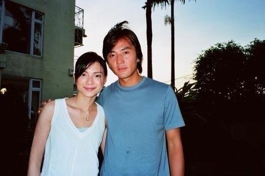 早期，郑伊健与李心洁的剧照，他的头发还不是很长的样子。

这是2005年，电影《